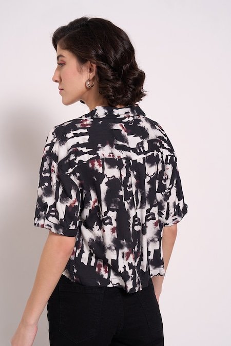 People Off White Printed All - Over Casual Half Sleeves Shirt Collar Women Boxy Shirt - Image 5